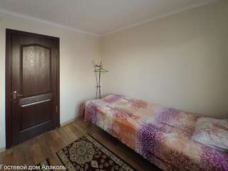 Гостевой дом Guesthouse Alakol Каракол Бюджетный двухместный номер с 2 отдельными кроватями-3