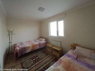 Гостевой дом Guesthouse Alakol Каракол Бюджетный двухместный номер с 2 отдельными кроватями-4