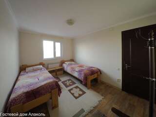 Гостевой дом Guesthouse Alakol Каракол Бюджетный двухместный номер с 2 отдельными кроватями-6