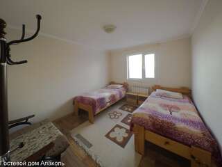 Гостевой дом Guesthouse Alakol Каракол Бюджетный двухместный номер с 2 отдельными кроватями-7