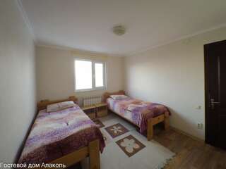 Гостевой дом Guesthouse Alakol Каракол Бюджетный двухместный номер с 2 отдельными кроватями-8