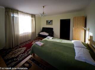 Гостевой дом Guesthouse Alakol Каракол Двухместный номер с 1 двуспальной кроватью и собственной ванной комнатой-2