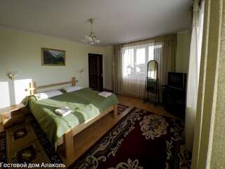 Гостевой дом Guesthouse Alakol Каракол Двухместный номер с 1 двуспальной кроватью и собственной ванной комнатой-4