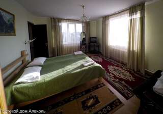 Гостевой дом Guesthouse Alakol Каракол Двухместный номер с 1 двуспальной кроватью и собственной ванной комнатой-5